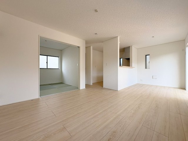 三郷市彦糸1丁目　全7棟　新築戸建　7号棟の居間・リビング|ソファやダイニングセットをおいてもゆとりのある16帖のリビング