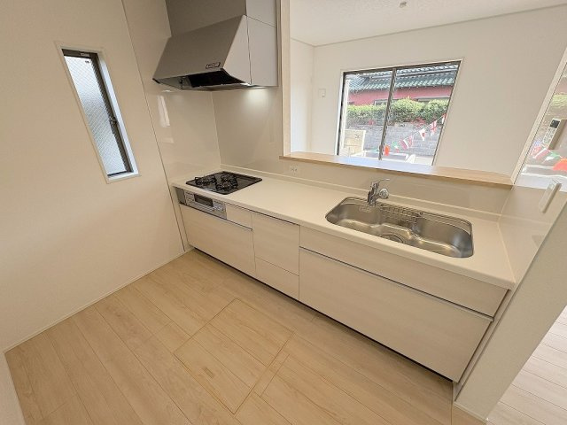 三郷市彦糸1丁目　全7棟　新築戸建　7号棟のキッチン|リビング全体が見渡せる対面システムキッチン