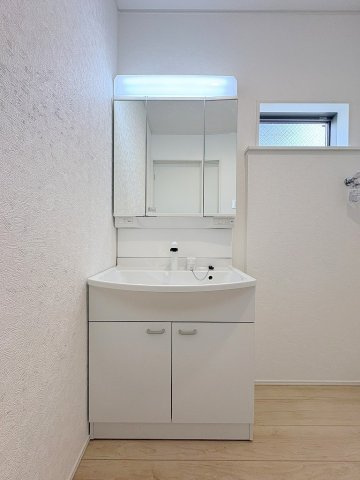 三郷市彦糸1丁目　全7棟　新築戸建　7号棟の独立洗面台|三面鏡付きシャワードレッサーで朝の準備も快適