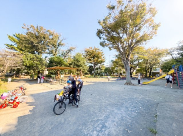 【周辺】 | 【仲介手数料が１００万円ＯＦＦ！】■子供が多い公園が目の前■全棟１１４平米超■ＺＥＨ住宅 | 目の前には子供の多い公園があります。
諸費用１００万円ＯＦＦ！
家計応援サービスの限界に挑戦中！
■全棟１１４平米超
■４ＬＤＫ
■南道路×東道路
■耐震など６項目で最高評価
■ＺＥＨ水準