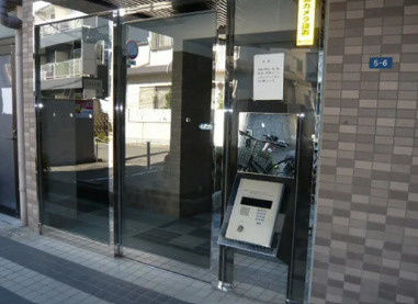 ジュネス医大東のエントランス