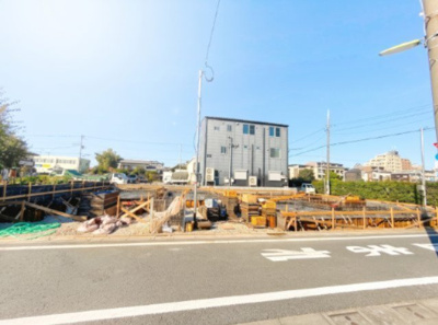 【外観】 | 【仲介手数料が１００万円ＯＦＦ！】■子供が多い公園が目の前■全棟１１４平米超■ＺＥＨ住宅 | 諸費用１００万円ＯＦＦ！
決算キャンペーン中！
家計応援サービスの限界に挑戦中！
■全棟１１４平米超
■４ＬＤＫ
■南道路×東道路
■子供が多い公園が目の前
■耐震など６項目で最高評価
■ＺＥＨ水準