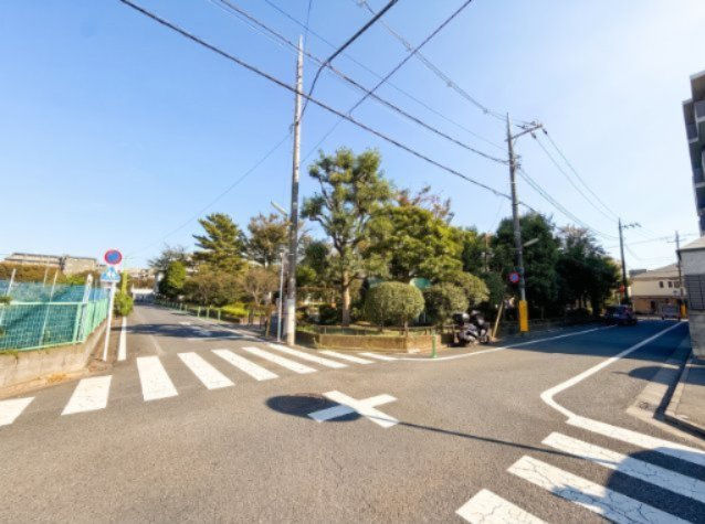 【周辺】 | 【仲介手数料が１００万円ＯＦＦ！】■子供が多い公園が目の前■全棟１１４平米超■ＺＥＨ住宅 | 目の前には子供の多い公園があります。
諸費用１００万円ＯＦＦ！
家計応援サービスの限界に挑戦中！
■全棟１１４平米超
■４ＬＤＫ
■南道路×東道路
■耐震など６項目で最高評価
■ＺＥＨ水準