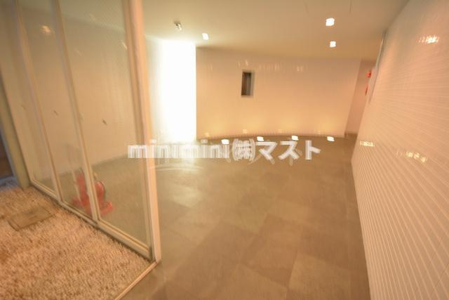 大阪市西区靱本町２丁目の賃貸マンションのエントランス