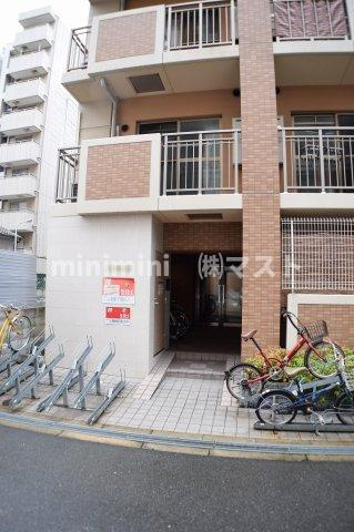 大阪市西区新町２丁目の賃貸マンションのエントランス