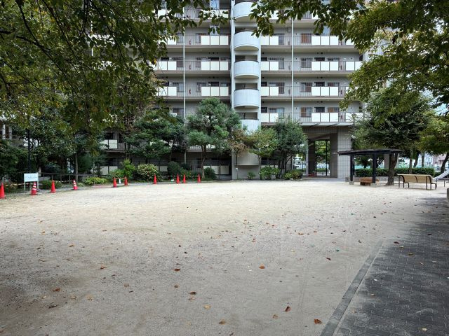 ファミール祇園長束の周辺|敷地内に遊び場があり、小さなお子様のいるご家庭にも安心な住環境です。