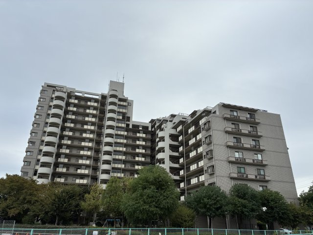 ファミール祇園長束の外観|エレベーターが2基設置されており、混雑が緩和され、スムーズに移動できます。