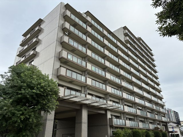 ファミール祇園長束の外観|8階部分・南東角住戸につき、陽当たり・眺望良好です。