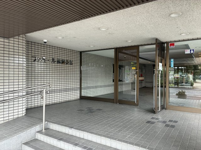 ファミール祇園長束のエントランス|スーパー・コンビニ・ドラッグストアが徒歩圏内に揃い、日々のお買い物にも便利です。