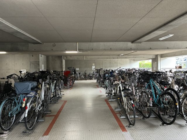 ファミール祇園長束のその他|駐輪場の自転車がきれいに整理されており、共用部分の管理の良さがうかがえます。