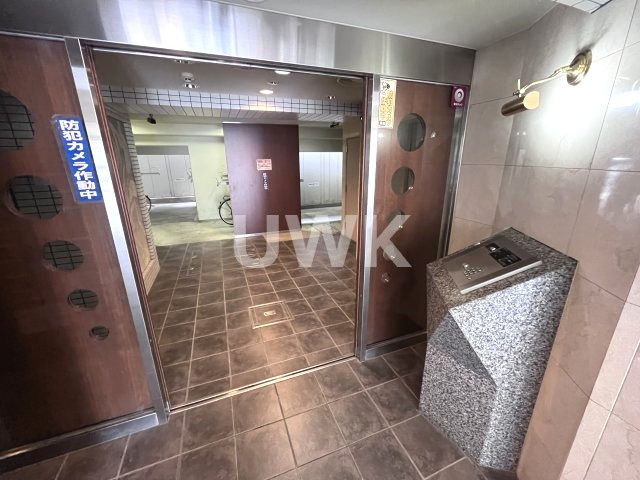 京都市下京区西橋詰町の賃貸マンションのエントランス