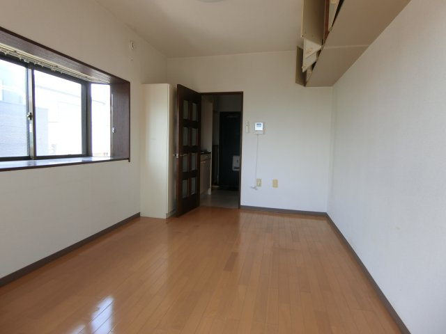 モントレ・ミスズの寝室|他のお部屋の参考写真となります。
出窓はございません。