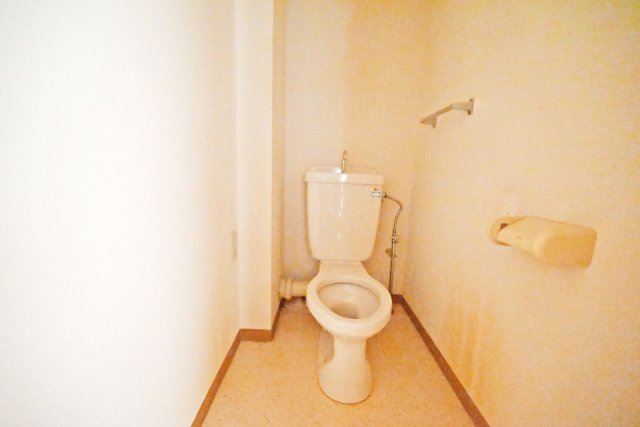 アーベイン東三国のトイレ|清潔感のあるトイレは、毎日気持ちよく使える大切な空間。落ち着いて利用できるプライベートスペースで、ご家族みんなが快適に過ごせる住まいをサポートします。
