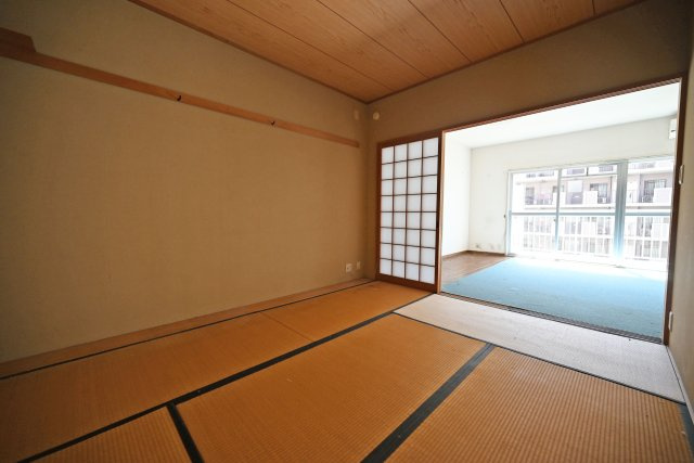 アーベイン東三国の和室|リビングに隣接した和室は、扉を開ければLDKと一体的に使え、空間を広々と活用できます。お子様の遊び場やお昼寝スペース、来客時のお部屋など、ご家族のライフスタイルに合わせて多目的に使える便利な空間です。