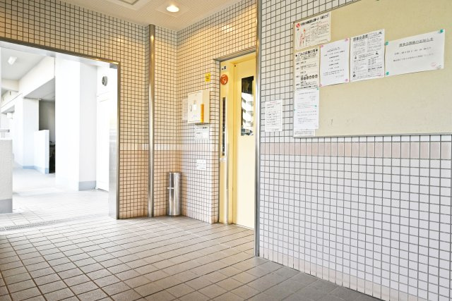 アーベイン東三国のエントランス|マンションの顔となるエントランスは、住まう方や訪れる方を気持ちよく迎えてくれる空間。毎日の通勤・通学やお出かけの際にも利用する場所だからこそ、快適で心地よい暮らしを支えてくれます。