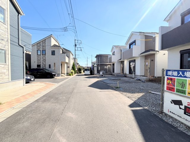 福生熊川全3棟　C号棟　新築分譲住宅の前面道路含む現地写真