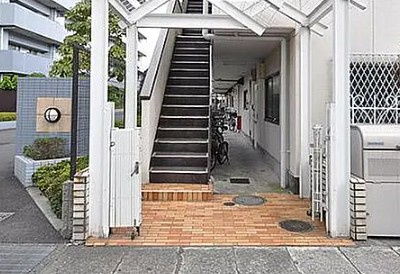 草加市谷塚１丁目の賃貸マンションのエントランス