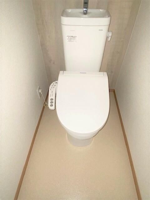 草加市谷塚１丁目の賃貸マンションのトイレ