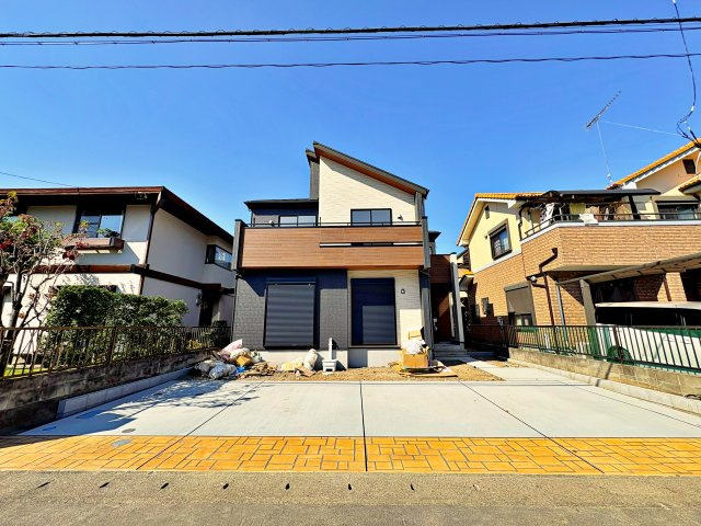 《仲介手数料半額》桶川市坂田　全1棟の外観|桶川市で暮らす安心の長期優良住宅。バス利用で「桶川駅」アクセス可能。17帖のLDKやリビング横の居室に加え、2階は将来2部屋に分けられるフレキシブル設計です。詳細情報は当社へお気軽にお尋ねください。