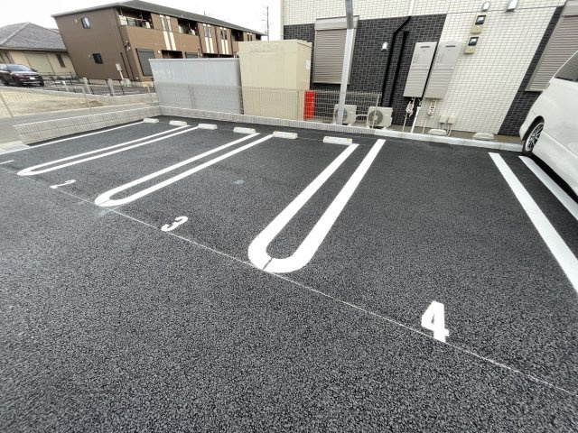レーヴィストの駐車場