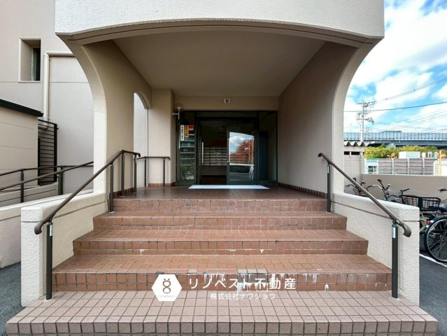 若江岩田パークマンションB棟のその他共用部分|清掃の行き届いた綺麗なエントランスです。