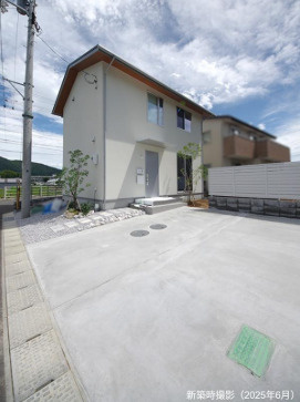 「高クオリティな中古戸建」土佐市蓮池　中古一戸建ての駐車場|カースペース2台可◎広々とした前面道路で駐車もスムーズ。ゆとりある敷地で快適な毎日を。※写真は新築当時