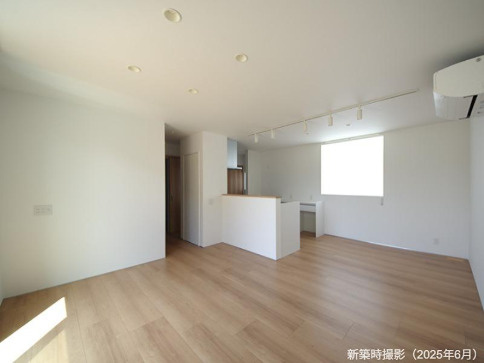 「高クオリティな中古戸建」土佐市蓮池　中古一戸建ての居間・リビング|お部屋全体を見渡せる開放的なLDK。会話が弾む対面キッチンで、家族の時間を大切に。写真は新築当時