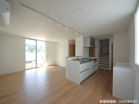 「高クオリティな中古戸建」土佐市蓮池　中古一戸建ての居間・リビング|17帖以上の大空間！家族が集うリビングは、大きな窓から光が溢れる開放的な空間。※写真は新築当時