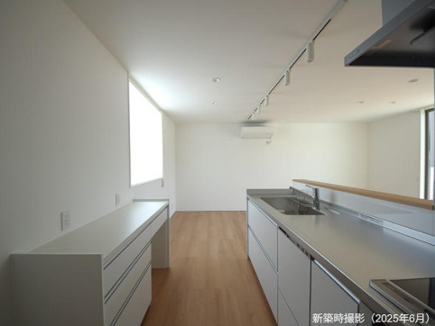 「高クオリティな中古戸建」土佐市蓮池　中古一戸建てのキッチン|デザイン性と機能性を兼ね備えた対面キッチン。豊富な収納とIHクッキングヒーターで快適♪※写真は新築当時