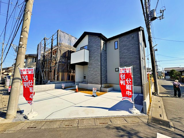 《仲介手数料半額》上尾市上　全2棟　1号棟の外観|上尾市で叶う4LDKの新築戸建て。17帖超の広々LDKやリビング隣接の居室、7.8帖の主寝室を備えました。WIC3ヵ所で収納も充実。桶川駅周辺の地域情報まで知り尽くした当社へお気軽にお問合せください。