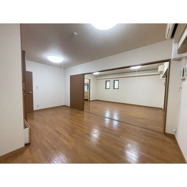 神戸市東灘区岡本２丁目の賃貸マンションの居間・リビング