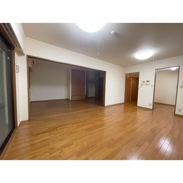 神戸市東灘区岡本２丁目の賃貸マンションの居間・リビング