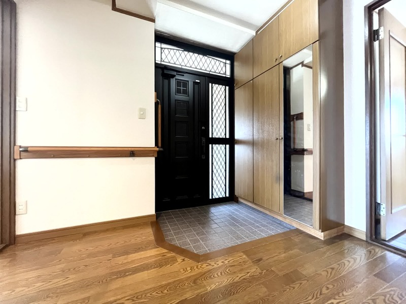 西宮市市庭町の賃貸マンションの玄関