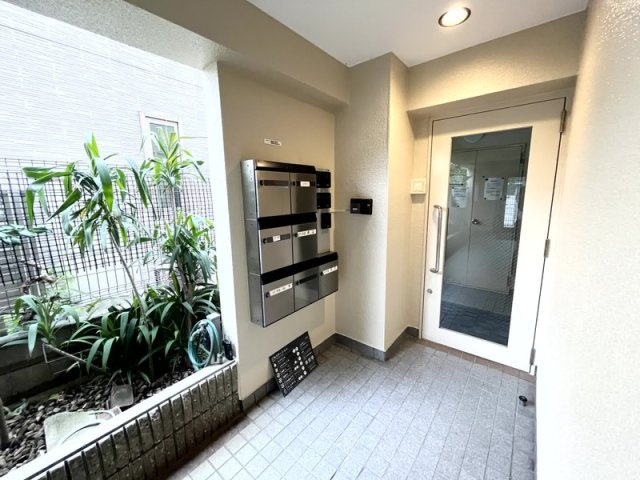 西宮市市庭町の賃貸マンションのエントランス