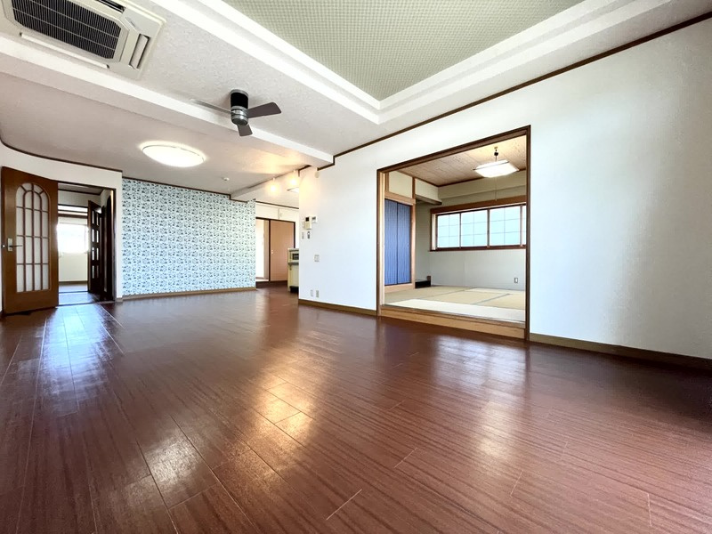 西宮市市庭町の賃貸マンションの居間・リビング