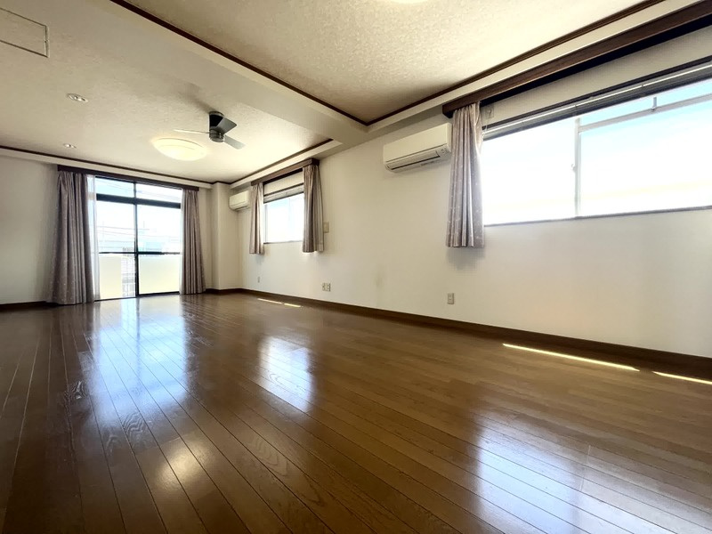 西宮市市庭町の賃貸マンションの居間・リビング