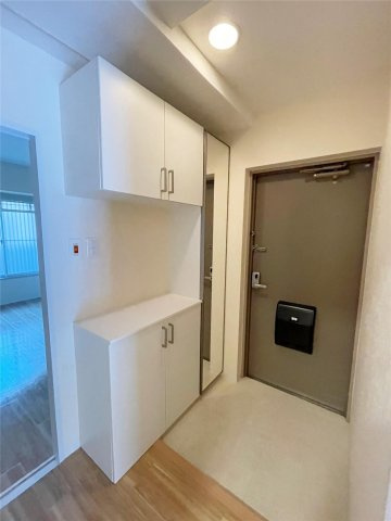 西宮市平松町の賃貸マンションの玄関