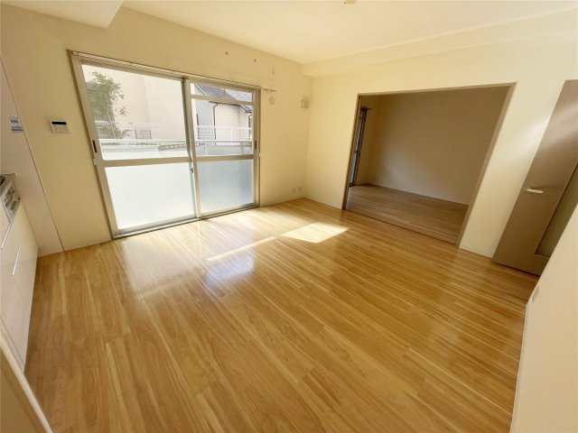 西宮市平松町の賃貸マンションの居間・リビング