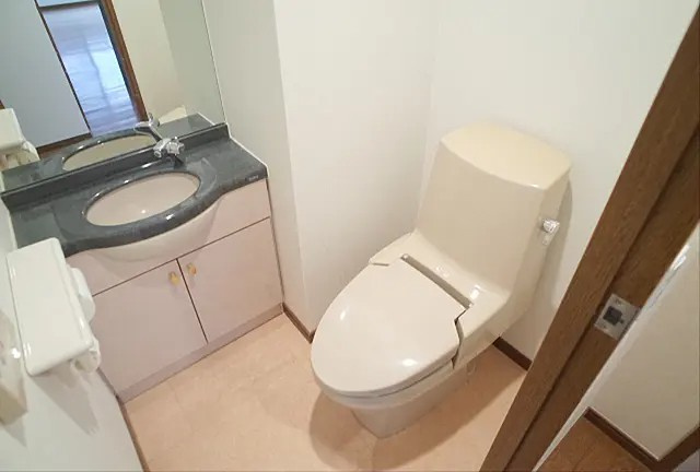 芦屋市大原町の賃貸マンションのトイレ
