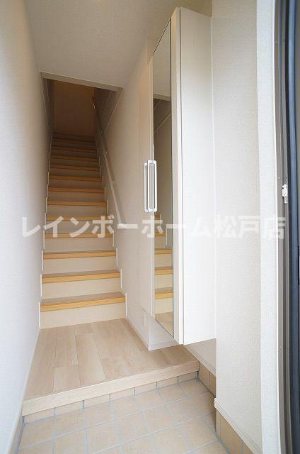 ネオ　フォレスト【非対面対応】接客・申込・契約オンライン！LINE×相談可！の玄関|明るい玄関です