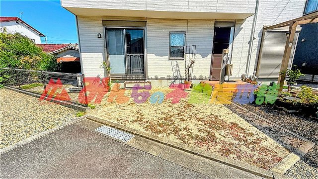 久留米市国分町の中古一戸建の駐車場|カーポートとは別に1台分の駐車スペースがございます。