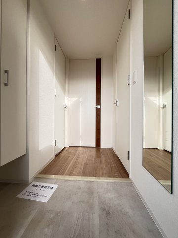 大阪市城東区放出西３丁目の賃貸マンションの玄関