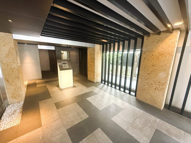 ランドステージ要町イグジストのエントランス|防犯カメラ/ハンズフリー方式カラーモニターインターフォン
防犯面も安心のオートロックシステムです♪