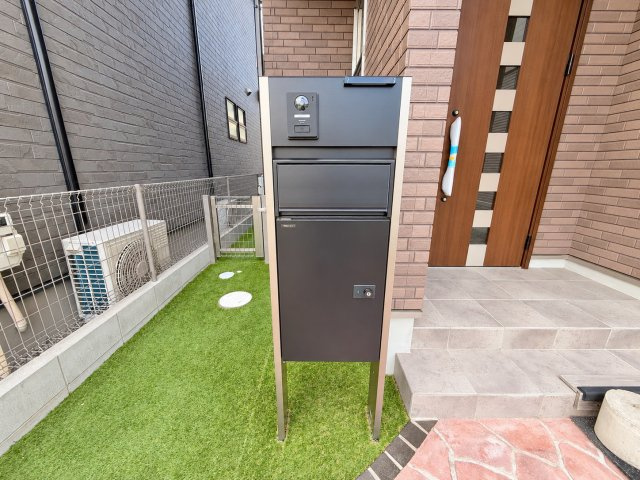 泉佐野市鶴原新築一戸建ての設備|不在時の荷物の受け取りに便利な宅配ボックス付き！再配達の手間を減らせます。カメラ付きインターホンとポストをまとめた機能門柱で、玄関まわりもすっきり。