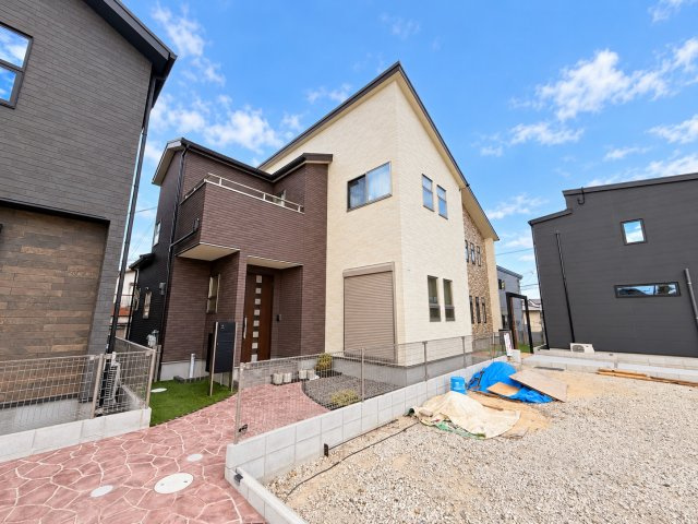泉佐野市鶴原新築一戸建ての外観|土地４２．５５坪、建物９８．５３㎡の新築４ＬＤＫ。外壁の質感や玄関まわり、敷地の使い方まで現地でご確認ください。