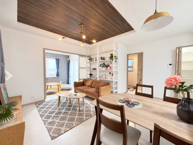 泉佐野市鶴原新築一戸建てのキッチン|対面キッチンからダイニング・リビングへ視線が届く配置。食事の準備をしながら、家族との会話も楽しめます。