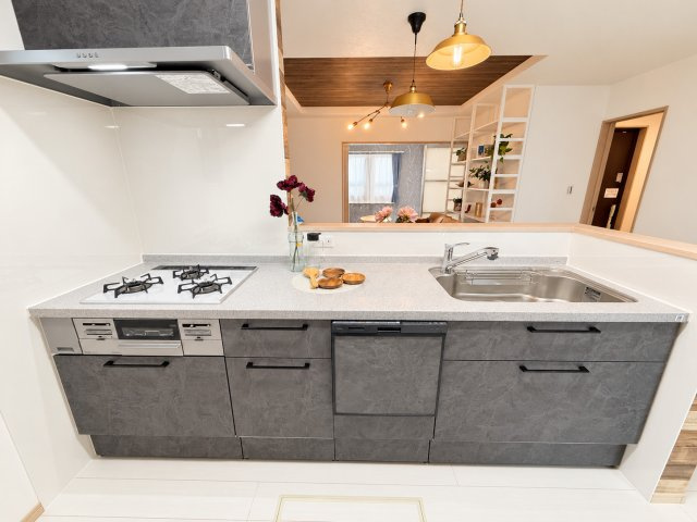 泉佐野市鶴原新築一戸建てのキッチン|リビングに向かって料理ができる対面キッチン。調理スペースや収納の使い勝手、家電の置き場所も現地でチェックできます。