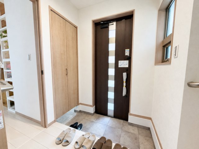 泉佐野市鶴原新築一戸建ての玄関|家族やゲストを迎える玄関。隣接するシューズインクロークとあわせて、収納量や荷物を持って出入りする際の動きやすさをご確認ください。