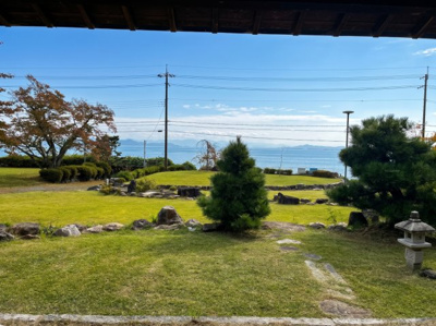 【庭】 | 大津市木戸1316-6　琵琶湖が目の前の戸建 | 東屋からの眺め