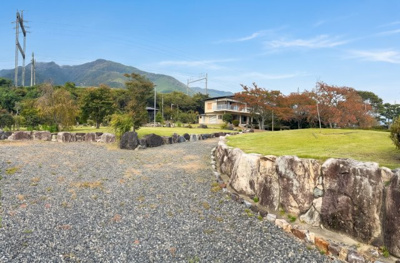 【外観】 | 大津市木戸1316-6　琵琶湖が目の前の戸建 | 敷地入り口からの建物外観と庭の様子、2026年10月撮影